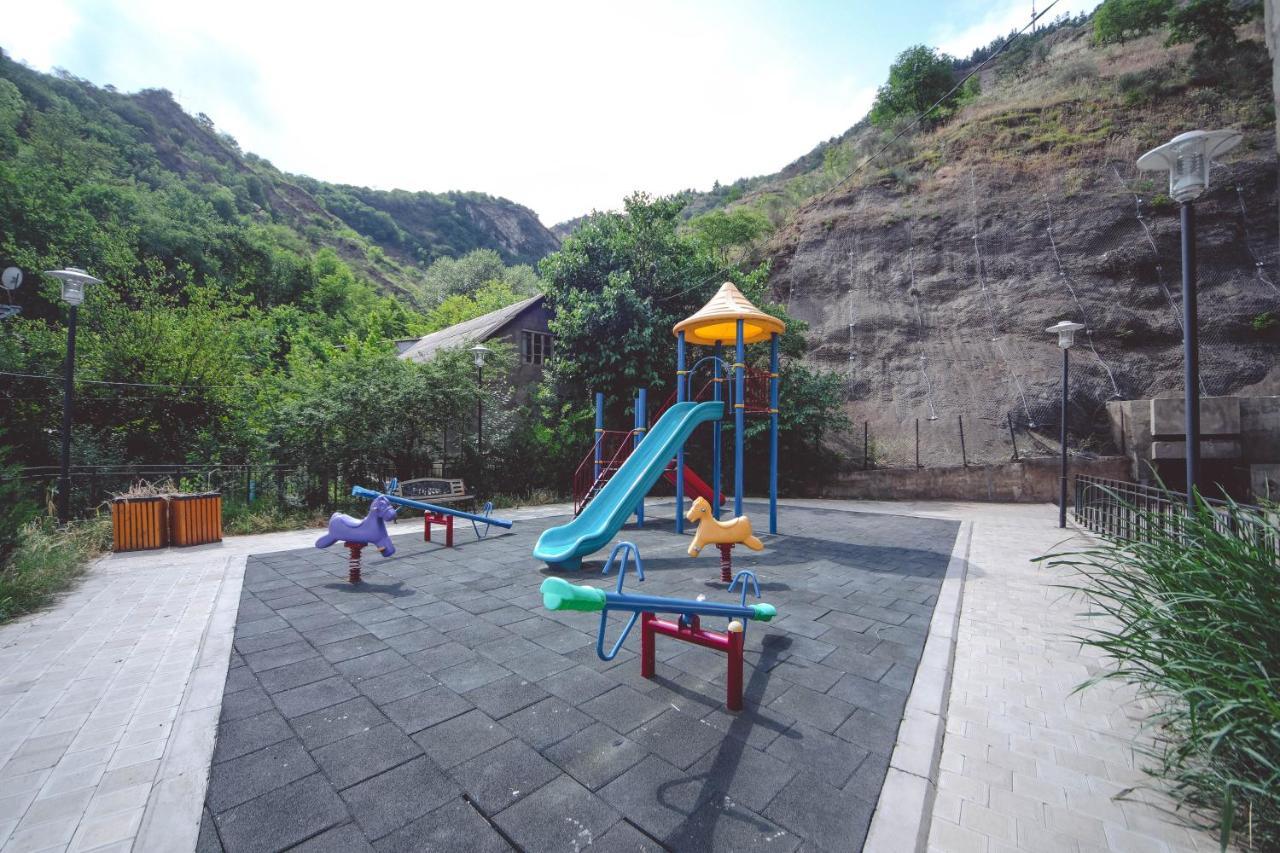 Under The Mountain Apartment Tbilisi Exterior foto