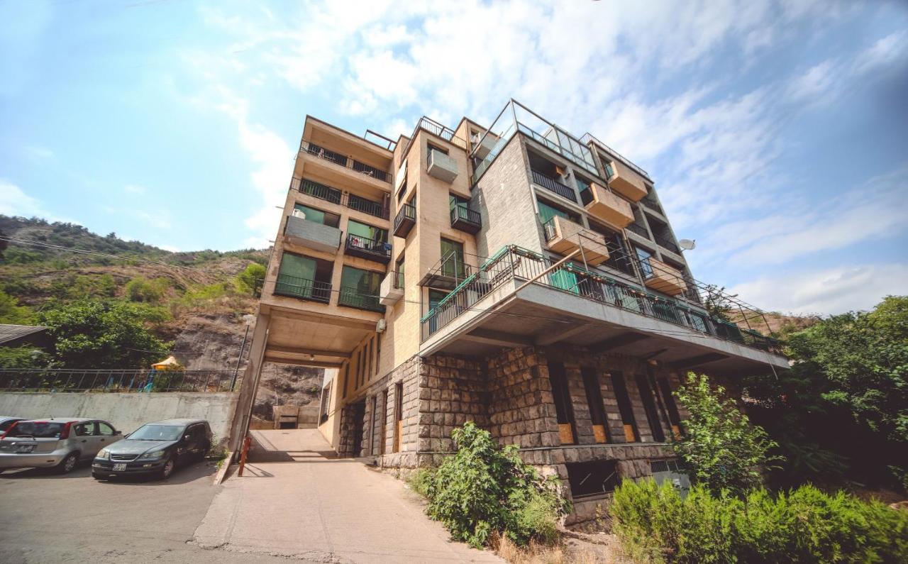 Under The Mountain Apartment Tbilisi Exterior foto